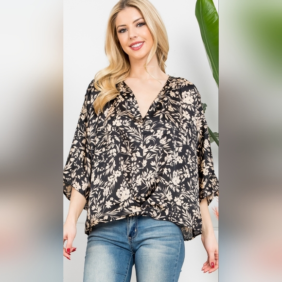 NWT BLACK BELL SLEEVE V-NECK FLORAL TOP - Picture 5 of 8